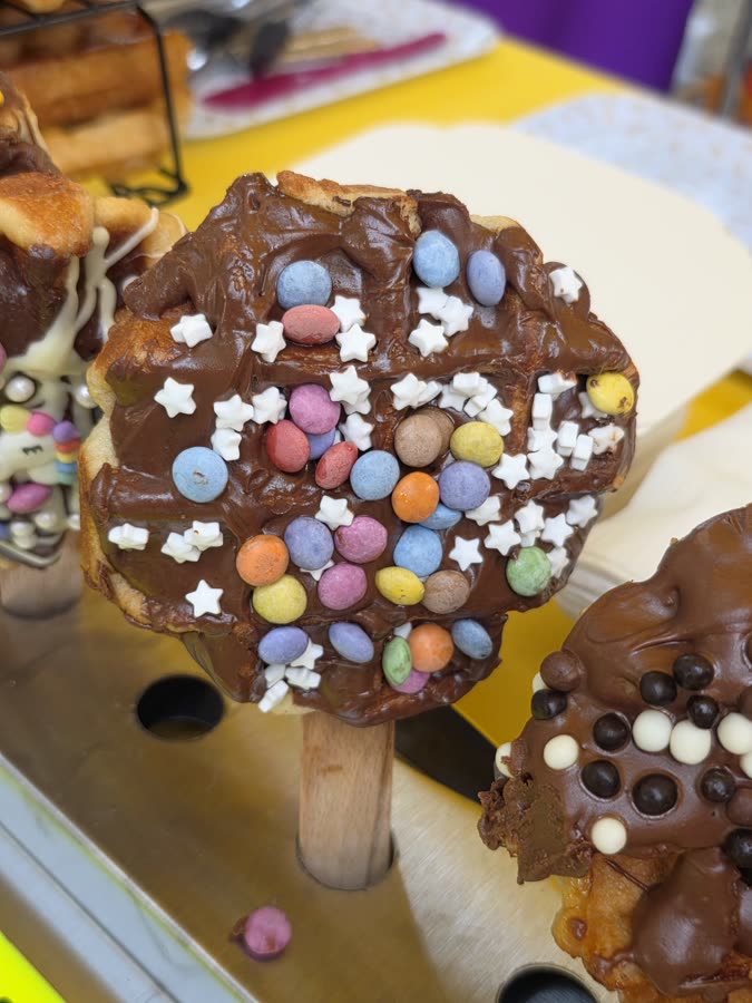 Gaufre sucette nappée de chocolat et bonbons colorés