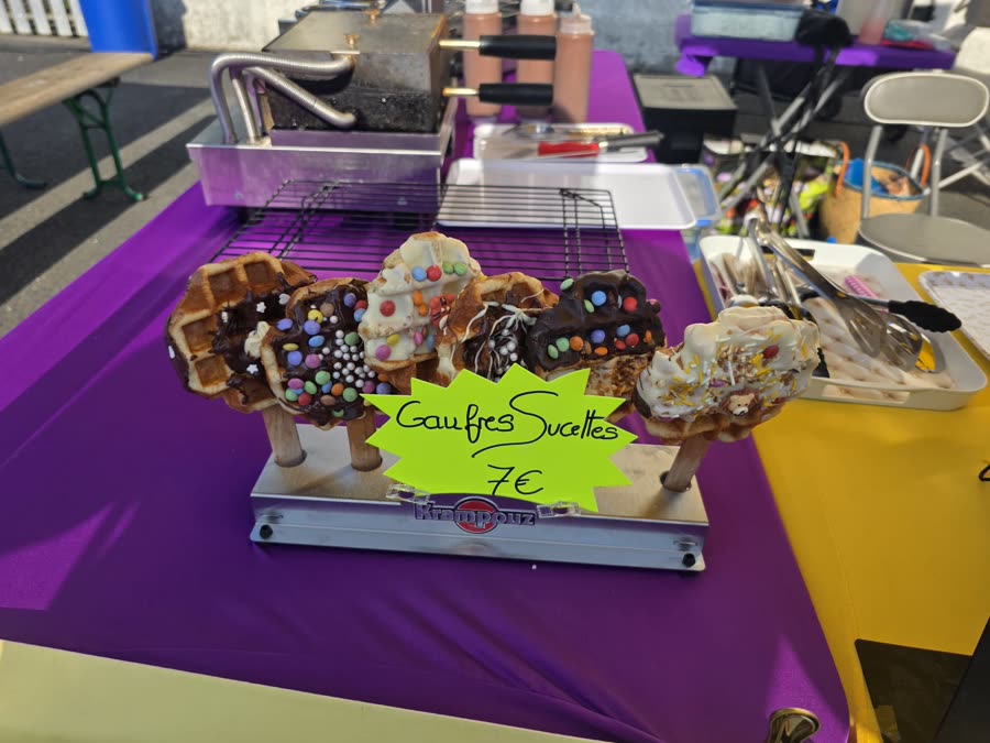 Stand Reine Des Gaufres, gaufres sucettes décorées sur un marché