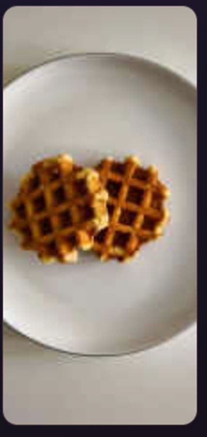 Deux gaufres de Liège nature sur assiette blanche